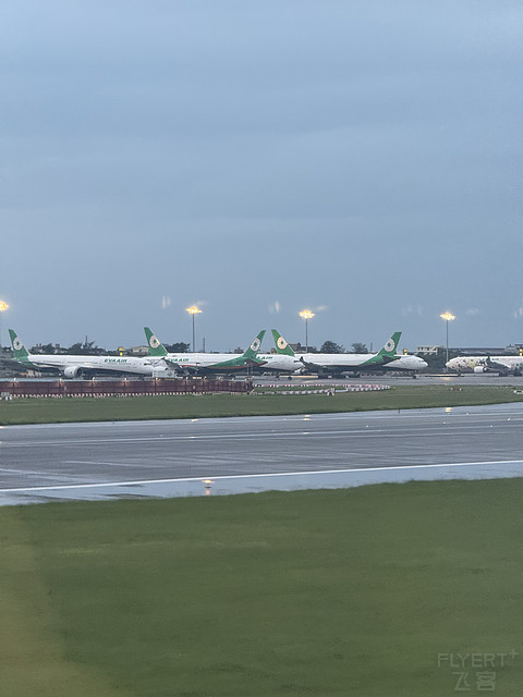 长荣航空 | 比北美航司好太多的台式服务 BR009 YVR-TPE 皇玺桂冠舱