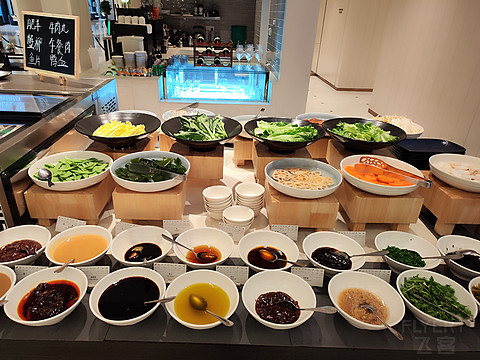 武汉泛海费尔蒙酒店【丝佰趣】东南亚主题美食节自助晚餐体验