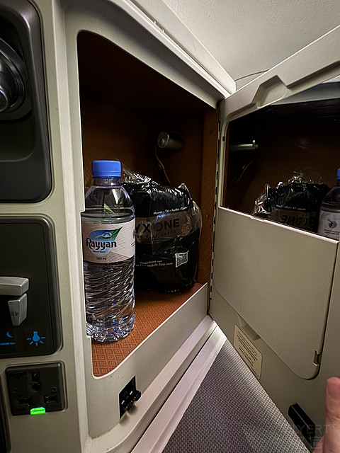 QR817｜Qatar Airways HKG-DOH Business Class｜B77W