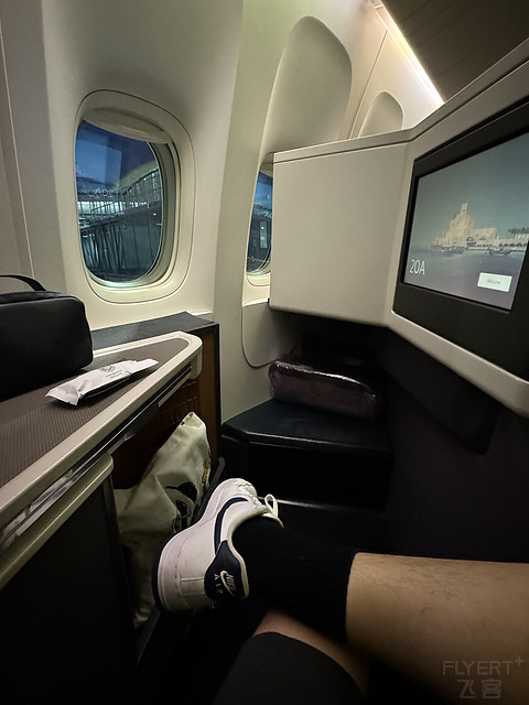 QR817｜Qatar Airways HKG-DOH Business Class｜B77W