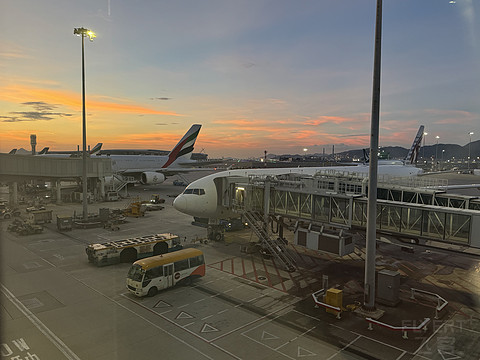 QR817｜Qatar Airways HKG-DOH Business Class｜B77W