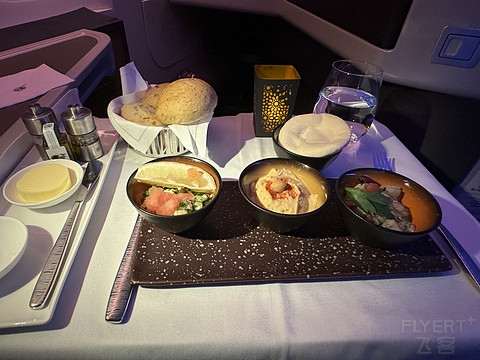 QR817｜Qatar Airways HKG-DOH Business Class｜B77W
