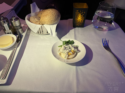 QR817｜Qatar Airways HKG-DOH Business Class｜B77W