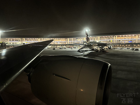 QR817｜Qatar Airways HKG-DOH Business Class｜B77W
