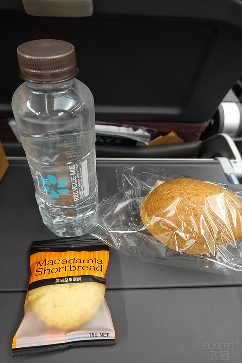 国泰大湾区空中联运—坂进京出四机型经济舱全体验