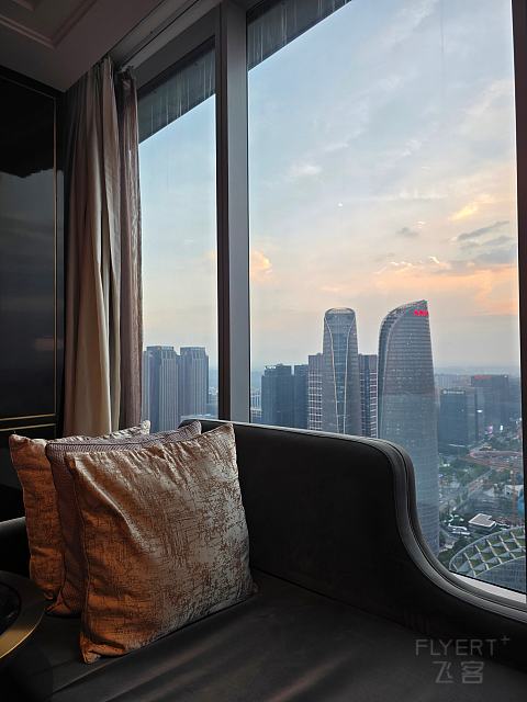 在时钟下相见｜成都华尔道夫酒店双子塔景观房体验