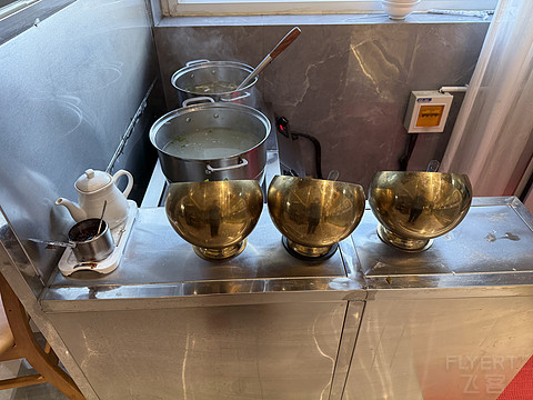 打卡中国面积最大的市辖区-新疆哈密市伊州区-哈密艾扉酒店新民五路美食街店
