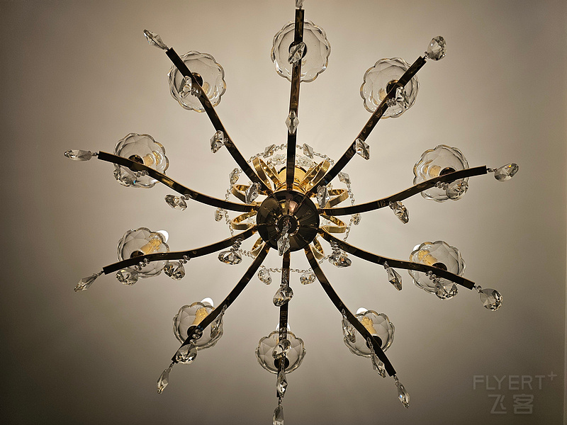 162409tHW09TMoErU8P1NC.jpg