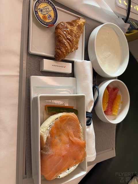 法国航空AF116，🇫🇷戴高乐-🇨🇳浦东，商务舱1A是真的宽。