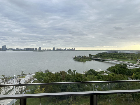 滴水湖英迪格城景开房套升级单卧湖景套不完全体验