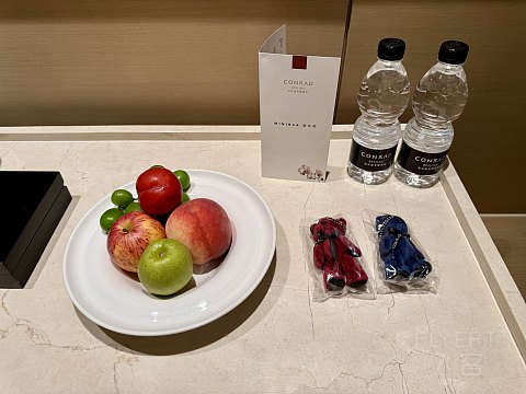 北京康莱德酒店房间基础窗户就不基础