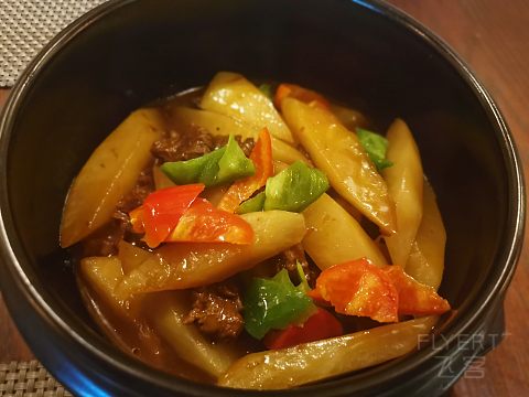 石阶从山脚叠到扎仓大殿，像一册被月光摊开的贝叶经 @Hilton Garden Inn Shangri-La