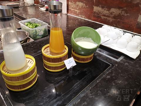 石阶从山脚叠到扎仓大殿，像一册被月光摊开的贝叶经 @Hilton Garden Inn Shangri-La