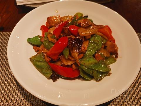 石阶从山脚叠到扎仓大殿，像一册被月光摊开的贝叶经 @Hilton Garden Inn Shangri-La