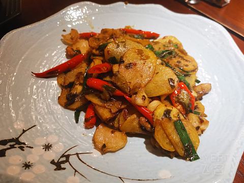 石阶从山脚叠到扎仓大殿，像一册被月光摊开的贝叶经 @Hilton Garden Inn Shangri-La