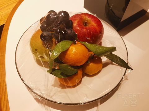 石阶从山脚叠到扎仓大殿，像一册被月光摊开的贝叶经 @Hilton Garden Inn Shangri-La