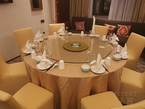 石阶从山脚叠到扎仓大殿，像一册被月光摊开的贝叶经 @Hilton Garden Inn Shangri-La