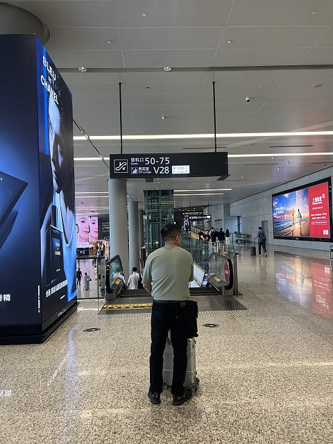 “一碗面，一窗景，一段惬意时光”虹桥T2的东航V28贵宾室体验