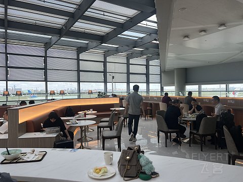 “一碗面，一窗景，一段惬意时光”虹桥T2的东航V28贵宾室体验