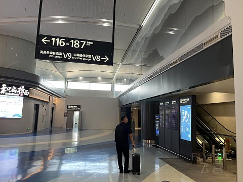 南辕北辙的飞行｜第一段CA1818南京北京，休息室里那只热锅上的蚂蚁
