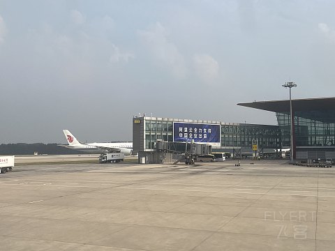 南辕北辙的飞行｜第一段CA1818南京北京，休息室里那只热锅上的蚂蚁