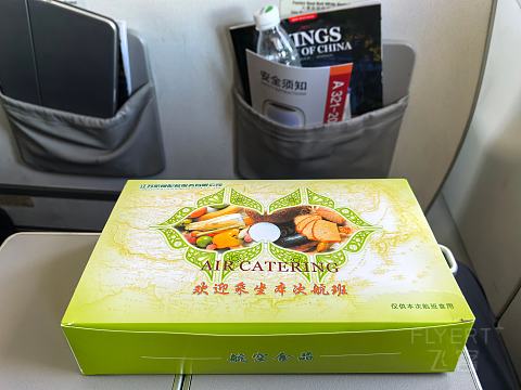 南辕北辙的飞行｜第一段CA1818南京北京，休息室里那只热锅上的蚂蚁