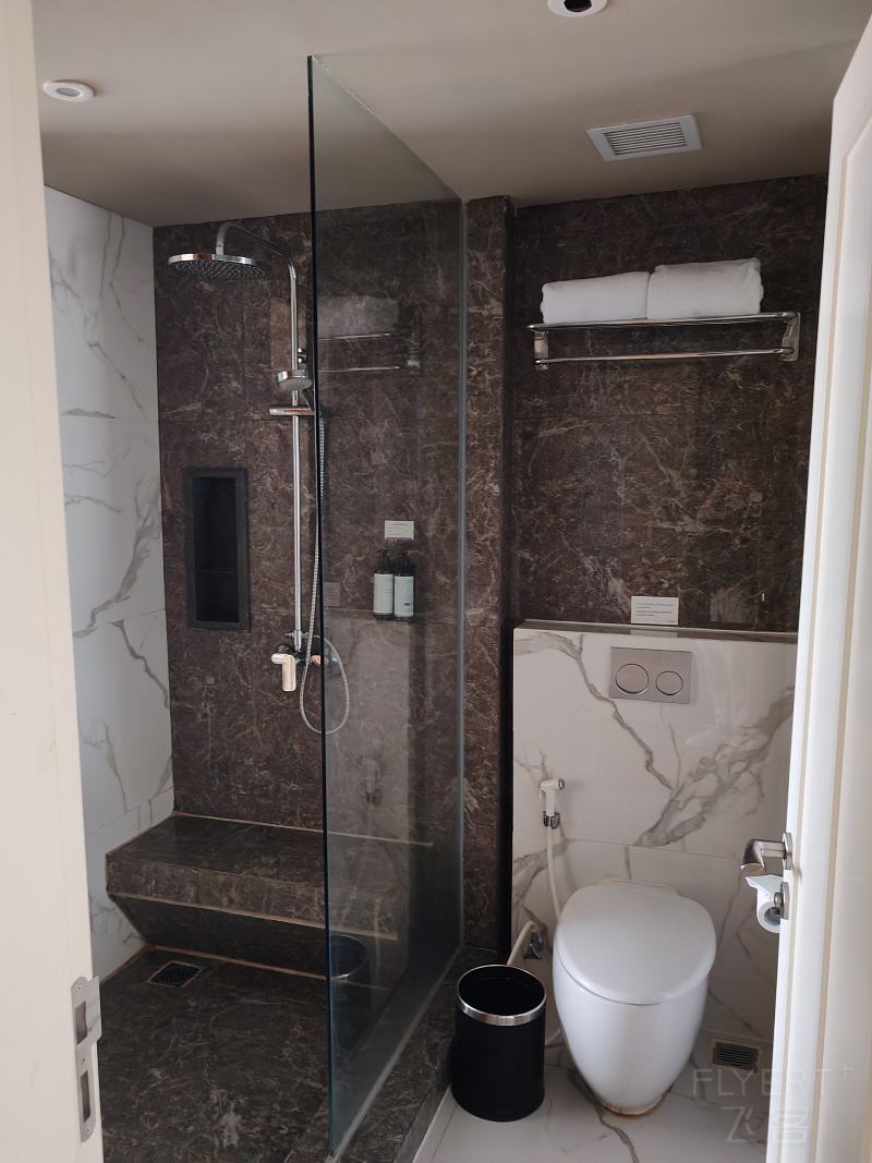 134959HdR5jBqZglZNlYRt.jpg