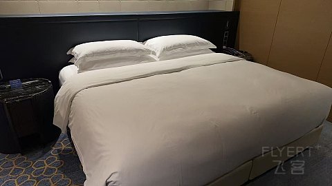 济南希尔顿豪华大床房简单入住体验