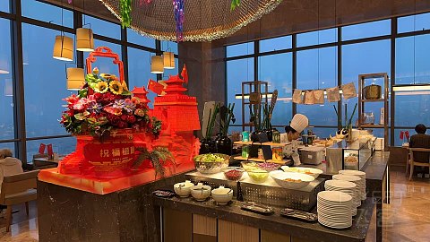 济南希尔顿豪华大床房简单入住体验