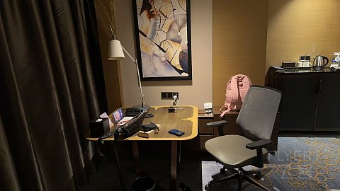 济南希尔顿豪华大床房简单入住体验