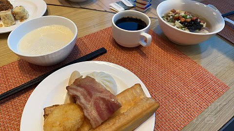 济南希尔顿豪华大床房简单入住体验