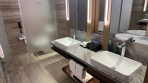 济南希尔顿豪华大床房简单入住体验