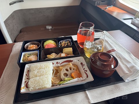 国庆第三天｜日本航空777商务舱（头等舱座位）深度体验测评