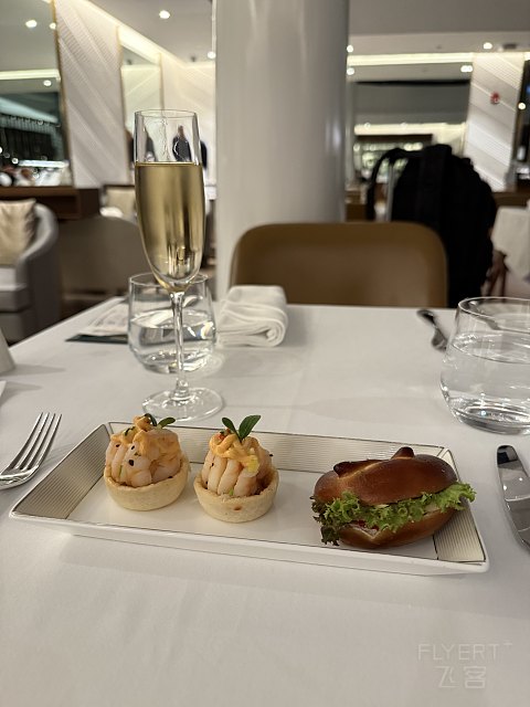 王者降臨, 空中官邸 - 阿提哈德航空 EY31 AUH-CDG The Residence 飛行體驗
