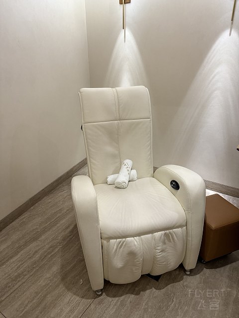 王者降臨, 空中官邸 - 阿提哈德航空 EY31 AUH-CDG The Residence 飛行體驗