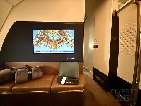 王者降臨, 空中官邸 - 阿提哈德航空 EY31 AUH-CDG The Residence 飛行體驗