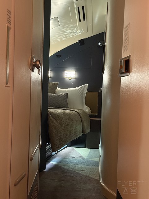 王者降臨, 空中官邸 - 阿提哈德航空 EY31 AUH-CDG The Residence 飛行體驗