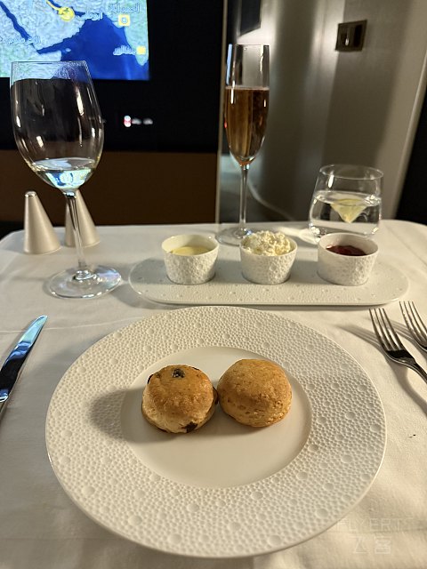 王者降臨, 空中官邸 - 阿提哈德航空 EY31 AUH-CDG The Residence 飛行體驗