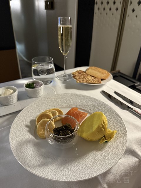 王者降臨, 空中官邸 - 阿提哈德航空 EY31 AUH-CDG The Residence 飛行體驗