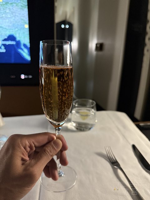 王者降臨, 空中官邸 - 阿提哈德航空 EY31 AUH-CDG The Residence 飛行體驗