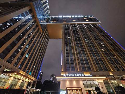 湖光秋色，尽享宁静—成都高新逸衡酒店🏨