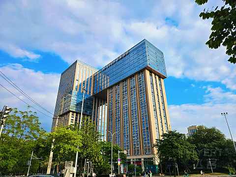 湖光秋色，尽享宁静—成都高新逸衡酒店🏨