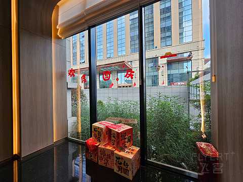 湖光秋色，尽享宁静—成都高新逸衡酒店🏨
