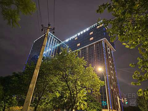 湖光秋色，尽享宁静—成都高新逸衡酒店🏨