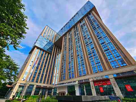 湖光秋色，尽享宁静—成都高新逸衡酒店🏨