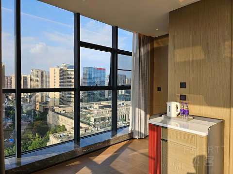 湖光秋色，尽享宁静—成都高新逸衡酒店🏨