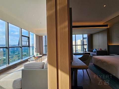 湖光秋色，尽享宁静—成都高新逸衡酒店🏨