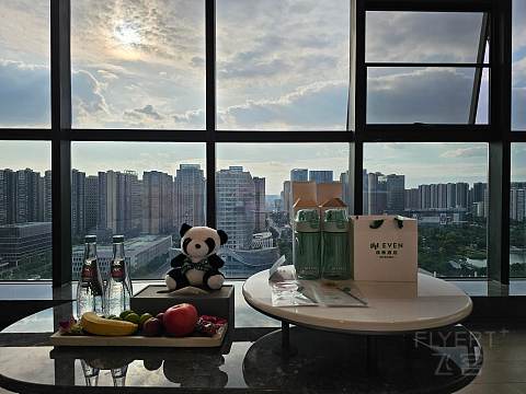 湖光秋色，尽享宁静—成都高新逸衡酒店🏨