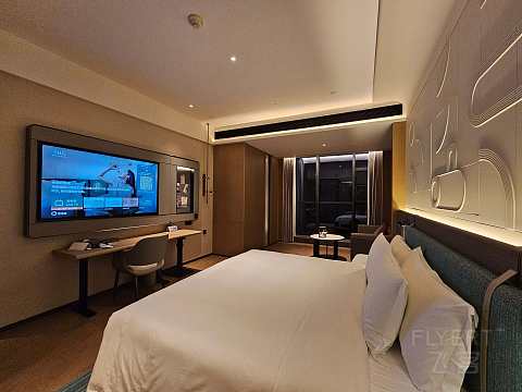 湖光秋色，尽享宁静—成都高新逸衡酒店🏨