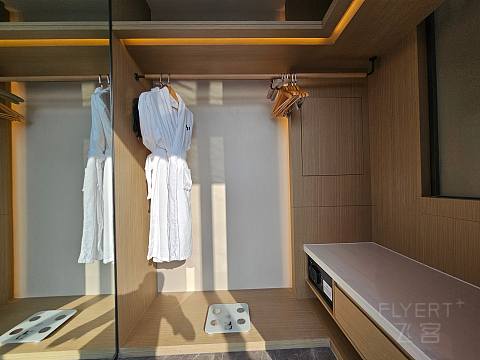 湖光秋色，尽享宁静—成都高新逸衡酒店🏨